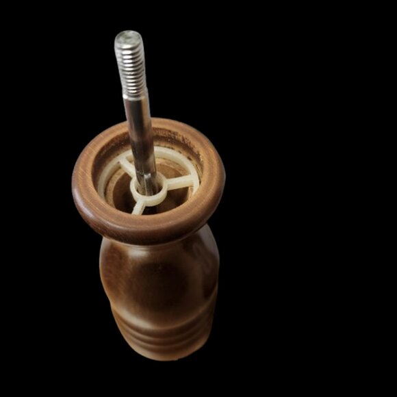 Peugeot France Paris 18cm Pepper Mill – Light Brown Gloss – Vintage Wood - Picture 5 of 7